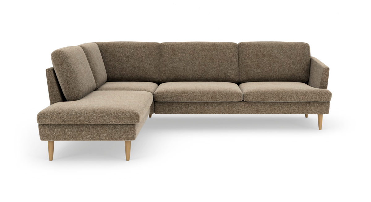 Brun L‑sofa med chaiselong til venstre og træben, frilagt på hvid baggrund.