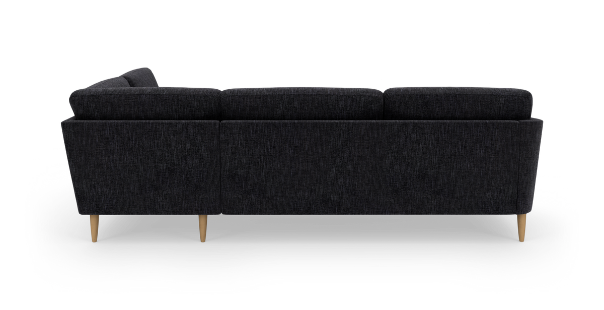 Mørkegrå tresæders sofa set bagfra på hvid baggrund med slanke træben.
