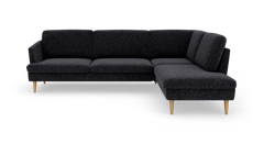 Mørkegrå L-formet sofa med chaiselong til højre og lyse træben.