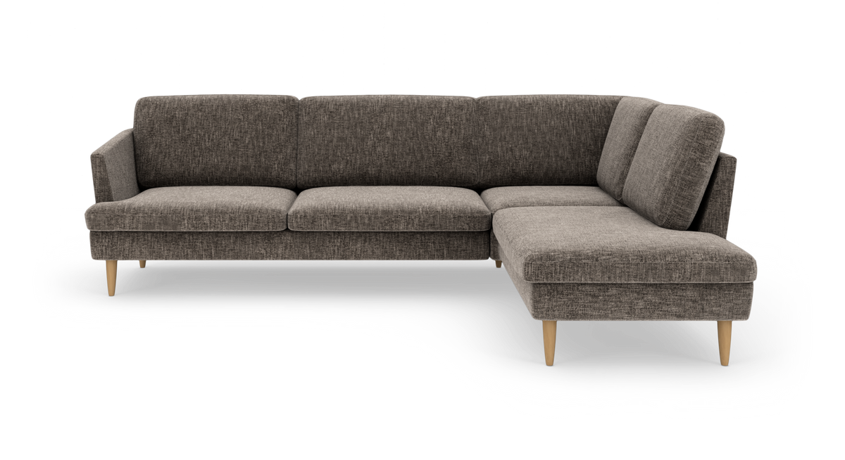 Hjørnesofa i gråmeleret stof med chaiselong til højre og lyse træben.