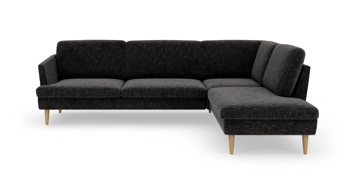 Mørkegrå L‑sofa med højre chaiselong og lyse træben, frilagt på hvid baggrund.
