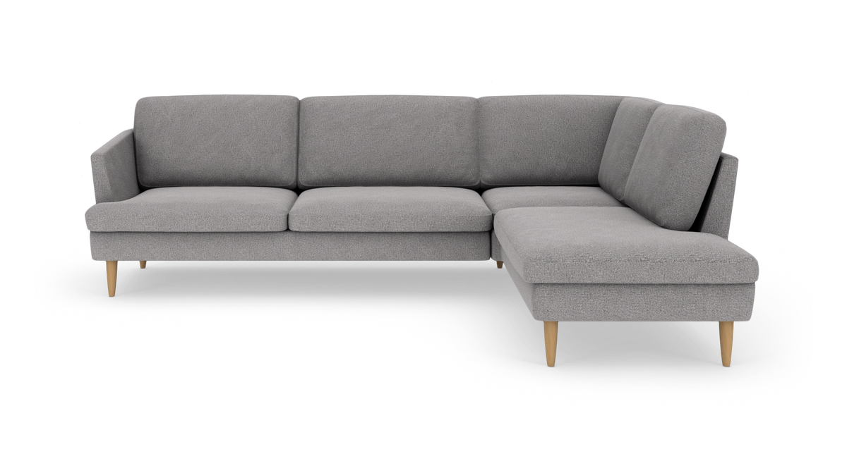 Grå L-formet hjørnesofa med træben på hvid baggrund.