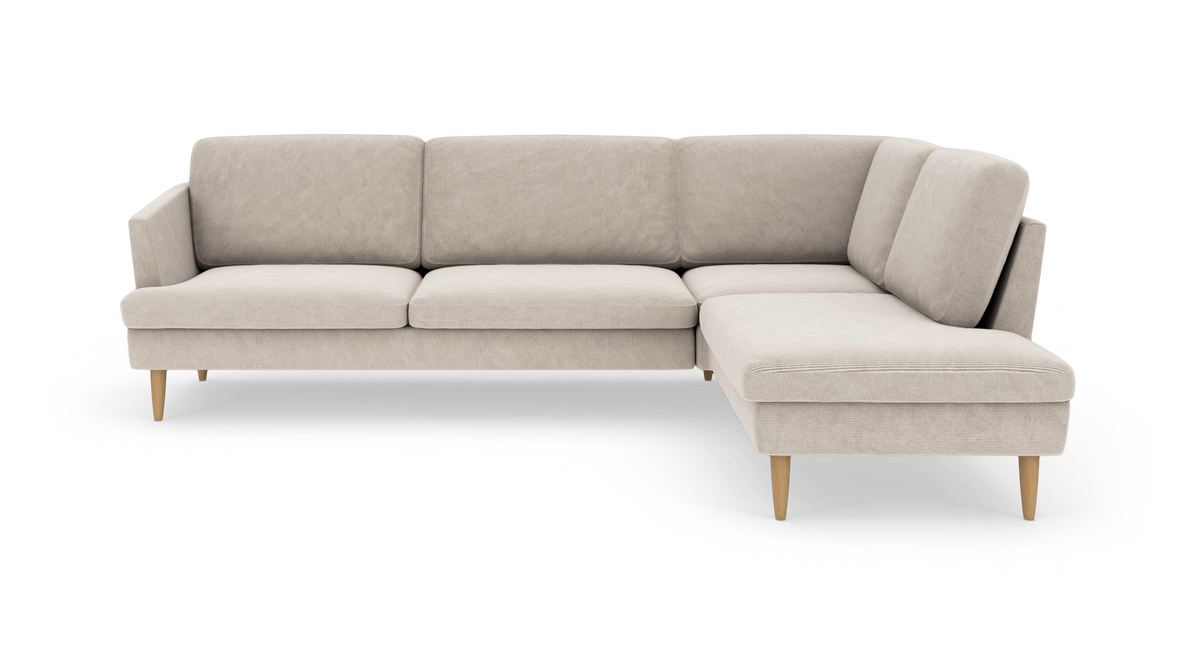 Beige hjørnesofa med chaiselong til højre og lyse træben.