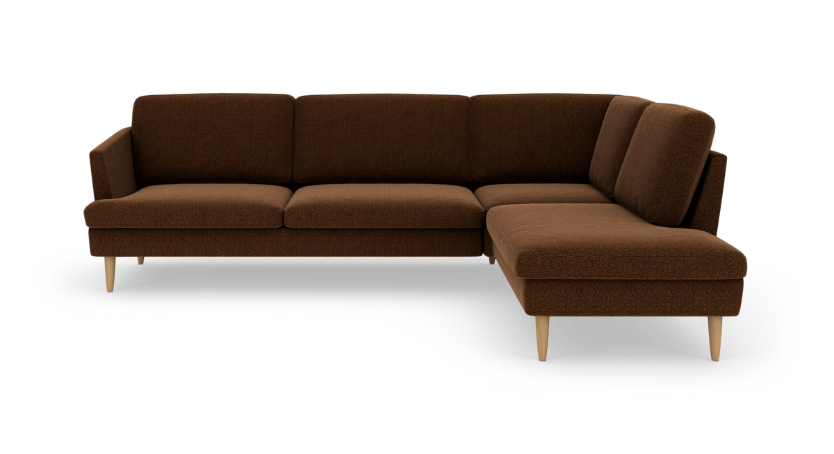 Brun hjørnesofa med chaiselong til højre, stofbetræk og lyse træben, frilagt studieoptagelse.