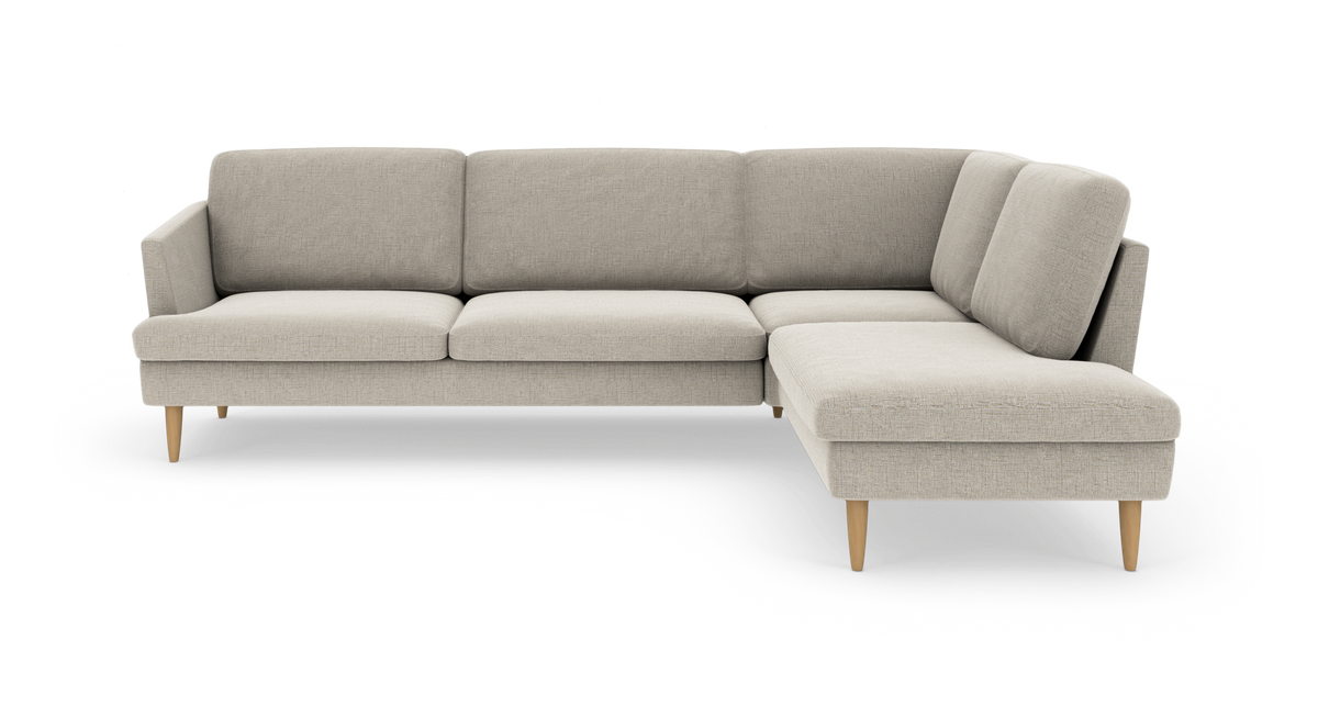 Beige L-formet hjørnesofa med chaiselong til højre på træben, frilagt på hvid baggrund.