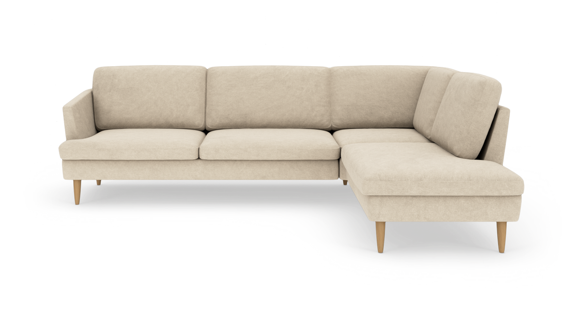 Beige hjørnesofa med chaiselong i højre side, stofbetræk og træben på hvid baggrund.