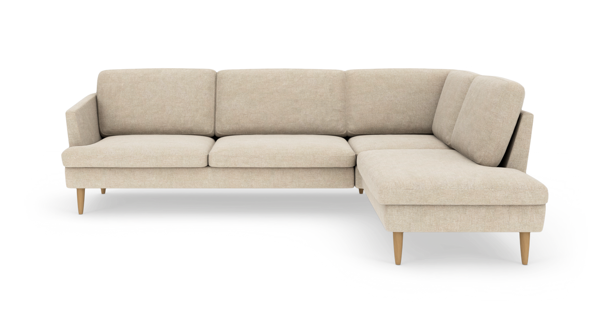 Beige L-formet hjørnesofa med chaiselong til højre, slanke ben i lyst træ og fire sæder i moderne, minimalistisk stil.