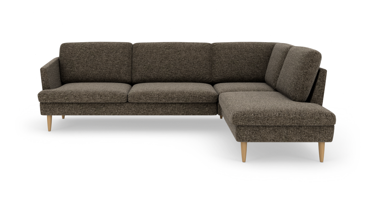 Brun L‑formet hjørnesofa med chaiselong til højre og lyse træben, frilagt på hvid baggrund.