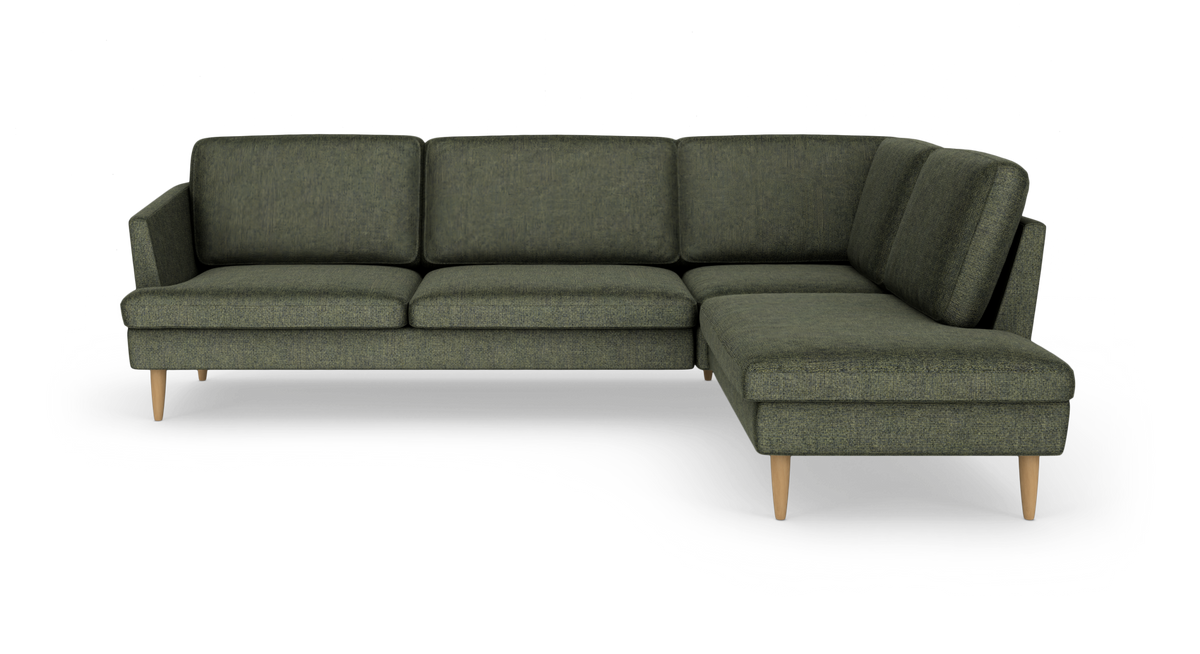 Mørkegrøn L‑sofa med højrevendt chaiselong og træben i skandinavisk, moderne stil.
