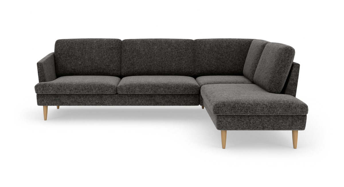 Mørkegrå L‑sofa med chaiselong og træben, moderne design.