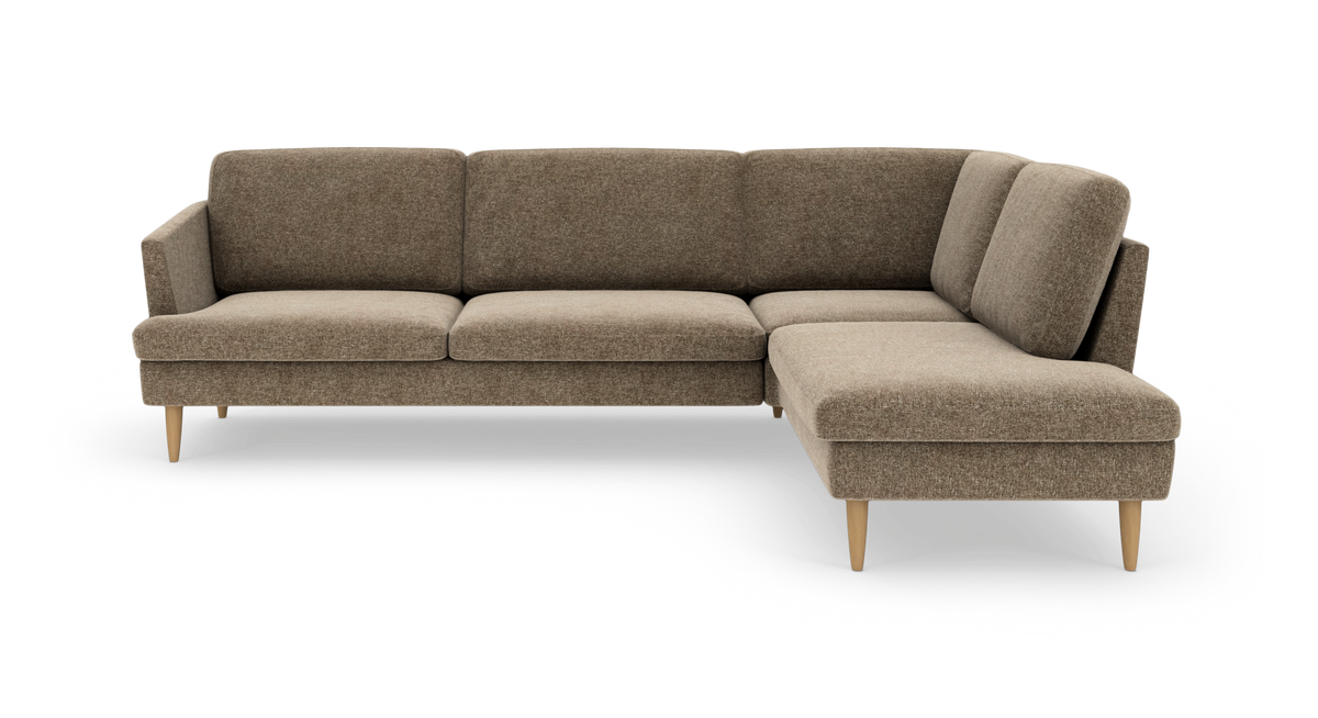 Brun L-formet hjørnesofa med chaiselong til højre, træben og bløde stofhynder.