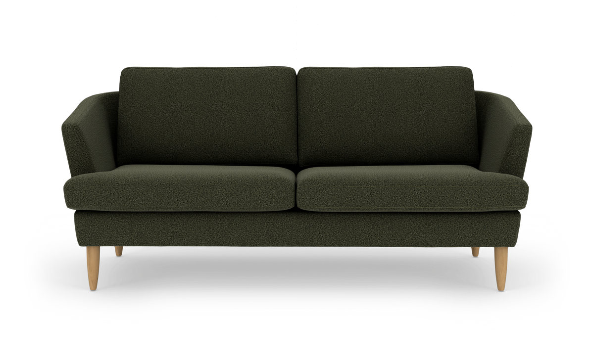 Mørkegrøn 2‑personers sofa med afrundede armlæn og lyse træben, frilagt.