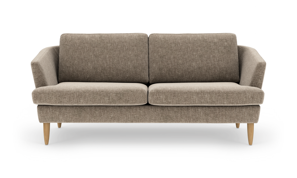Beige 2-personers sofa med træben i skandinavisk stil, frilagt mod hvid baggrund.
