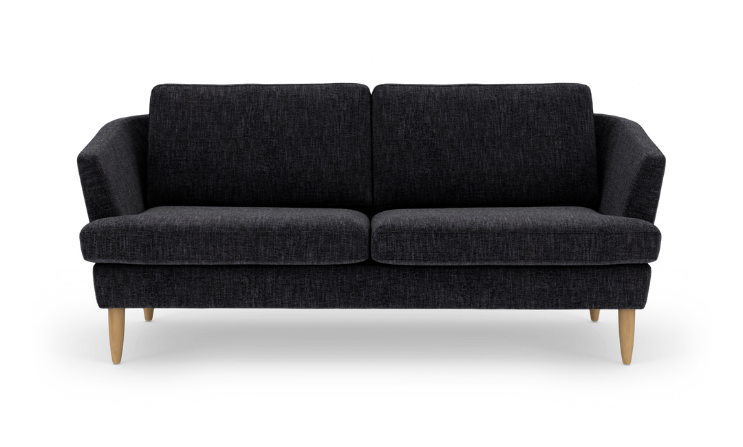 Mørkegrå 2-personers sofa i stof med lyse træben, frilagt på hvid baggrund.
