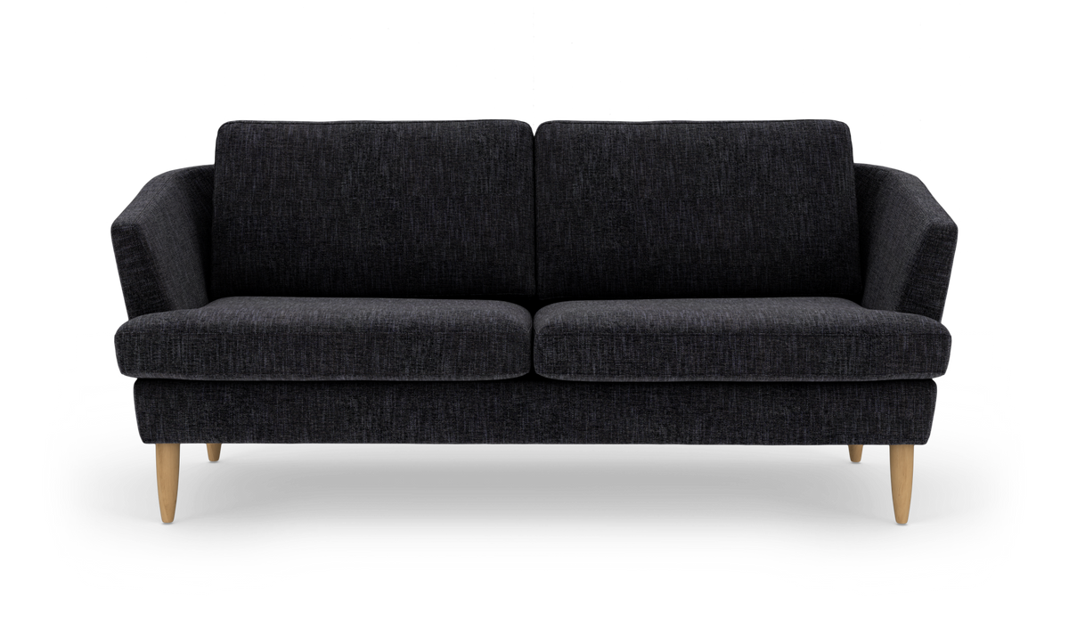 Mørkegrå 2-personers sofa i stof med lyse træben, frilagt på hvid baggrund.