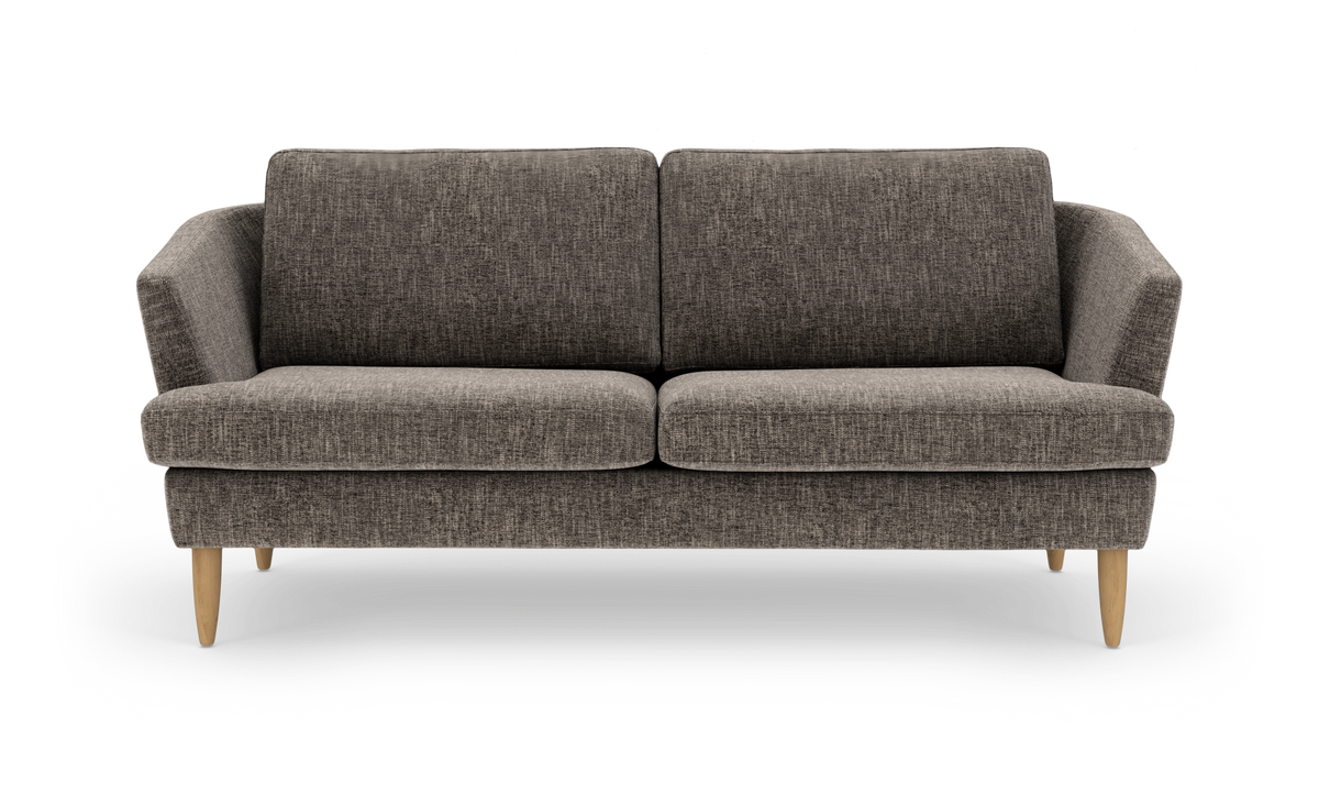 Brungrå 2‑personers stofsofa med lyse træben, frontvisning på hvid baggrund.
