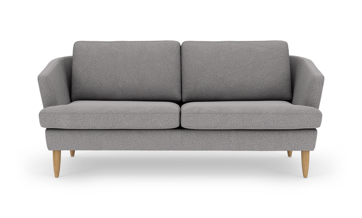 Grå 2‑personers sofa med træben set forfra, frilagt på hvid baggrund.