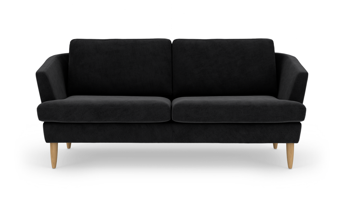 Sort to-personers sofa med lyse træben, frontview, fritlagt på hvid baggrund.