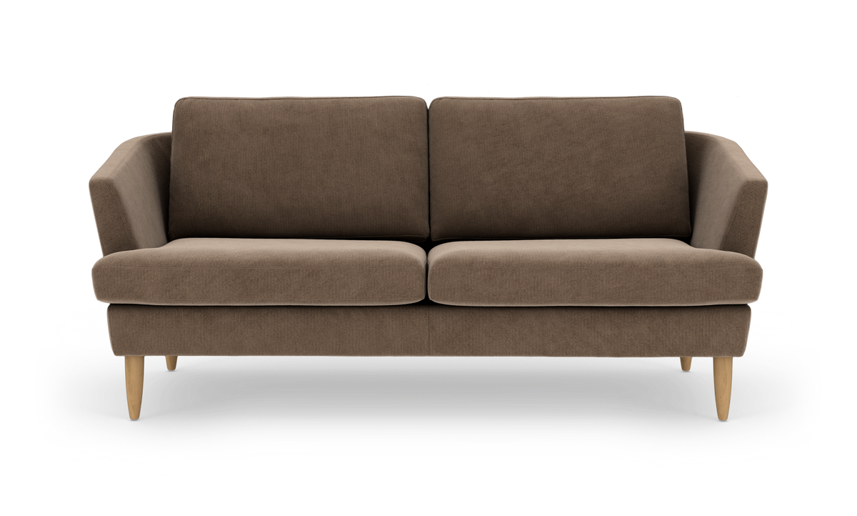 Brun 2-personers sofa i fløjl med skrå armlæn og lyse træben.