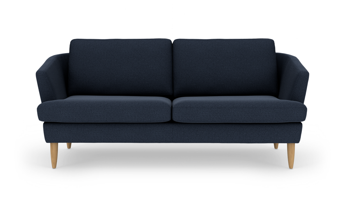 Mørkeblå 2-personers sofa med lyse træben, set forfra på hvid baggrund.