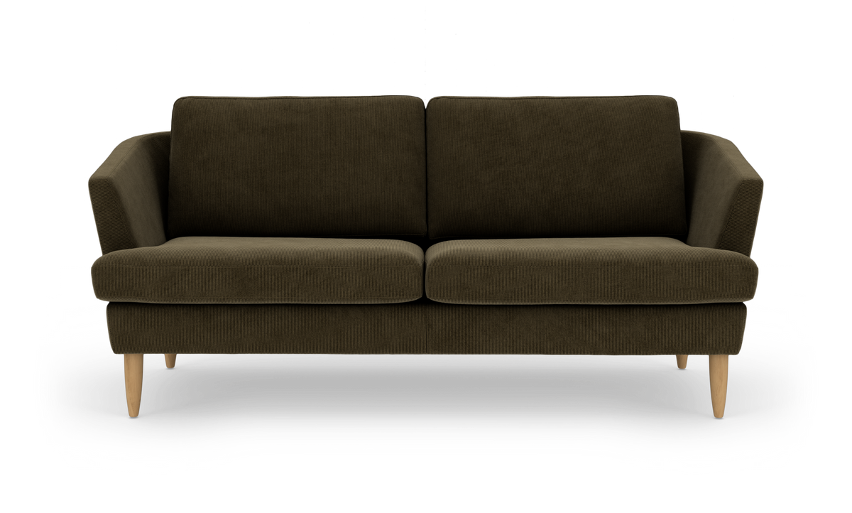 Mørkeolivgrøn 2‑personers sofa i fløjl med lyse træben, set forfra.