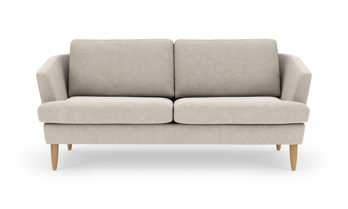 Beige 2-personers sofa i stof med træben, frilagt på hvid baggrund.
