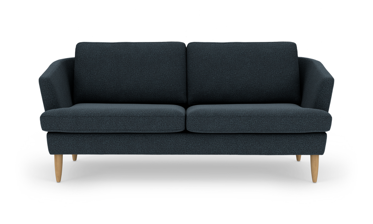 Mørkeblå 2-personers sofa med træben, frilagt på hvid baggrund.
