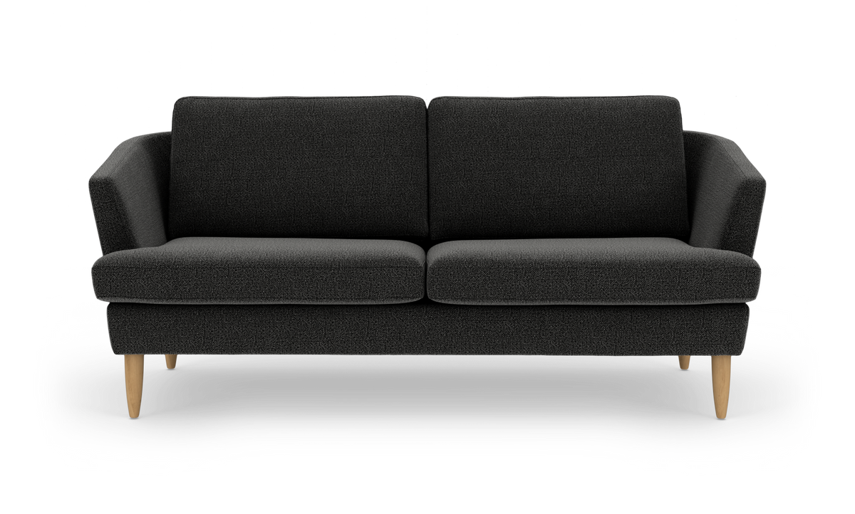 Mørkegrå sofa med to sædehynder og lyse træben, frilagt på hvid baggrund.