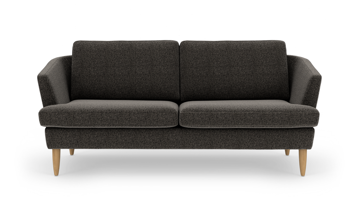Mørkegrå 2-personers sofa med træben, frilagt på hvid baggrund.