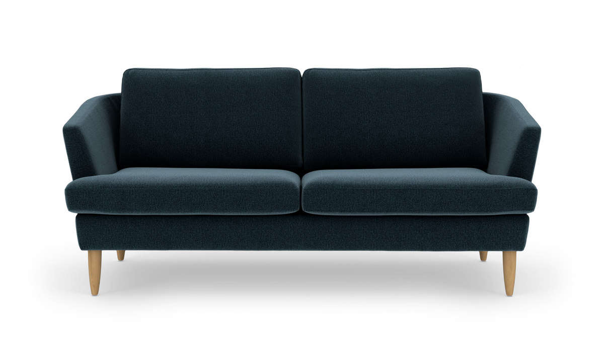 Mørkeblå 2-personers sofa med træben, fotograferet forfra mod hvid baggrund.