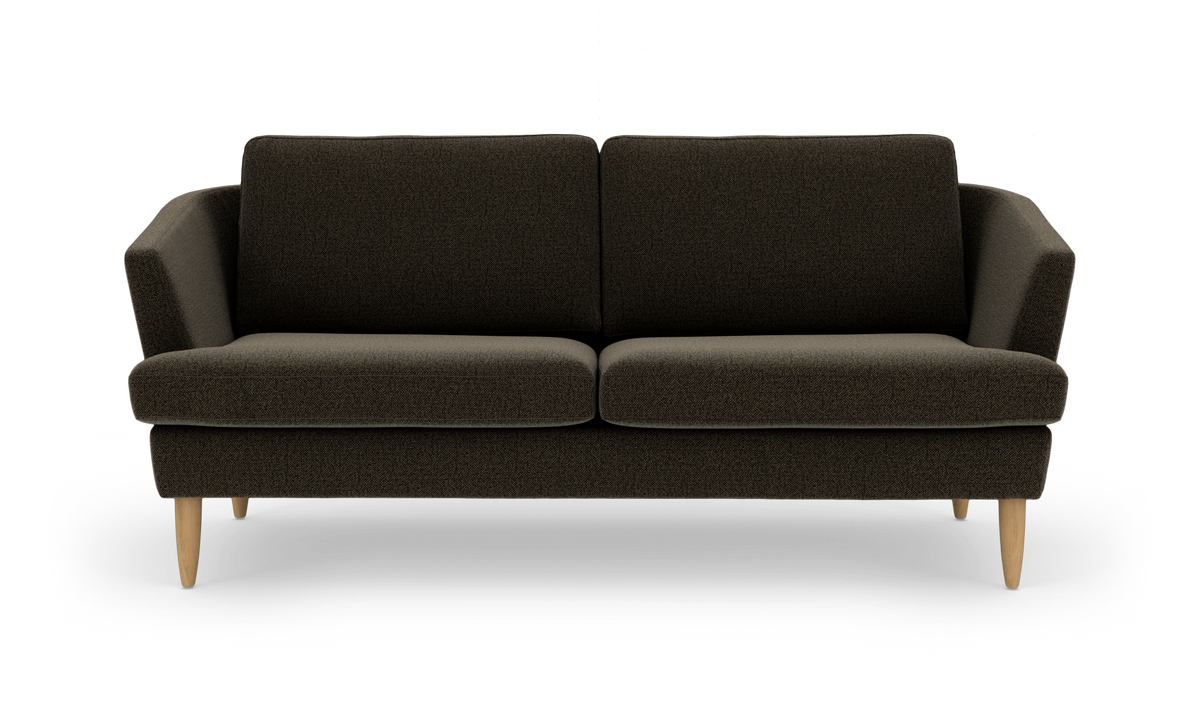 Mørkebrun 2-personers sofa i stof med lyse træben, set forfra.