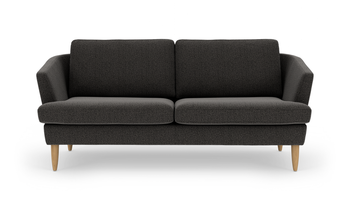 Mørkegrå 2-personers sofa med træben, frontvisning i studiobelysning.