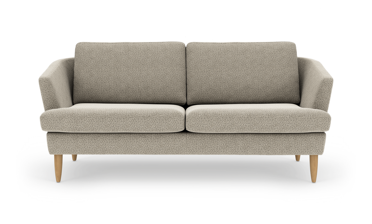 Beige tosædet stofsofa med tilspidsede ben i lyst træ, frontvisning.