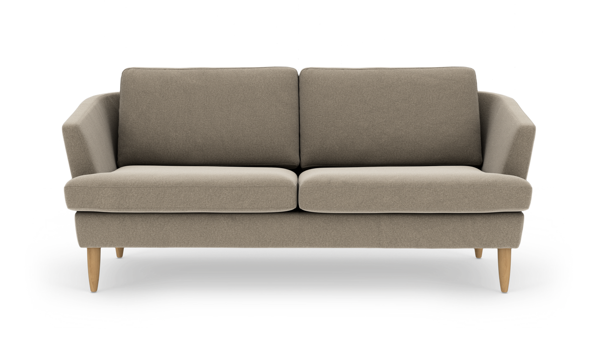 Beige to-personers sofa med træben, frontvisning, frilagt på hvid baggrund.