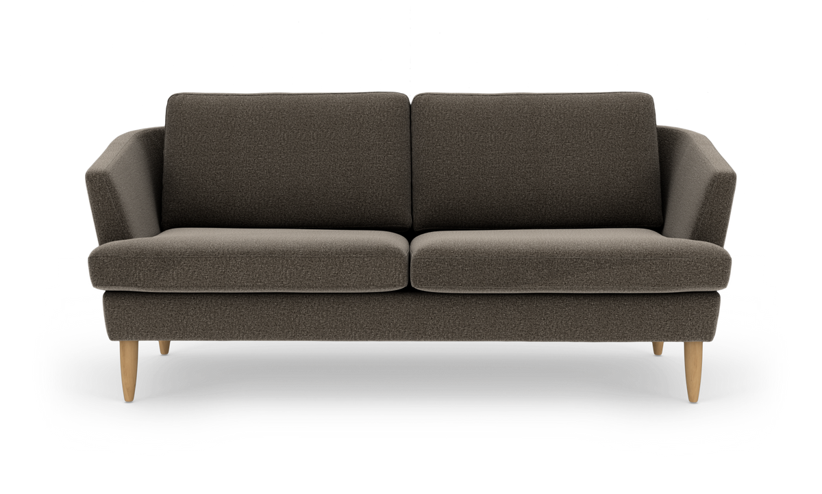Mørkegrå tosæders sofa med lyse træben, set forfra.