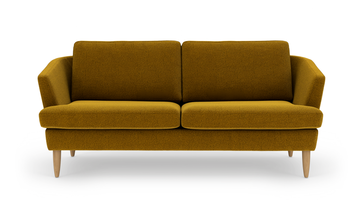 Sennepsgul 3-personers sofa i stof med træben, fritlagt forfra.