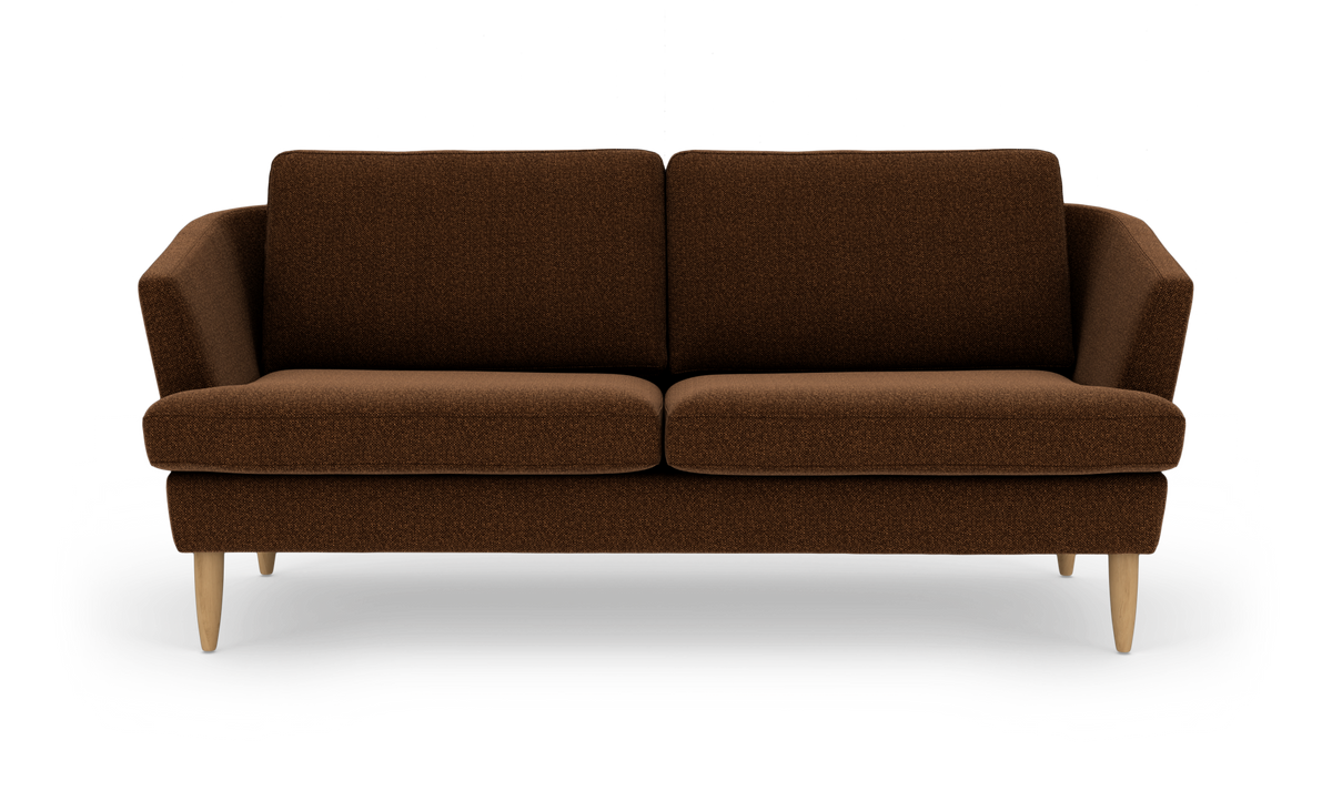 Brun 2-personers sofa i stof med lyse træben, frilagt på hvid baggrund.