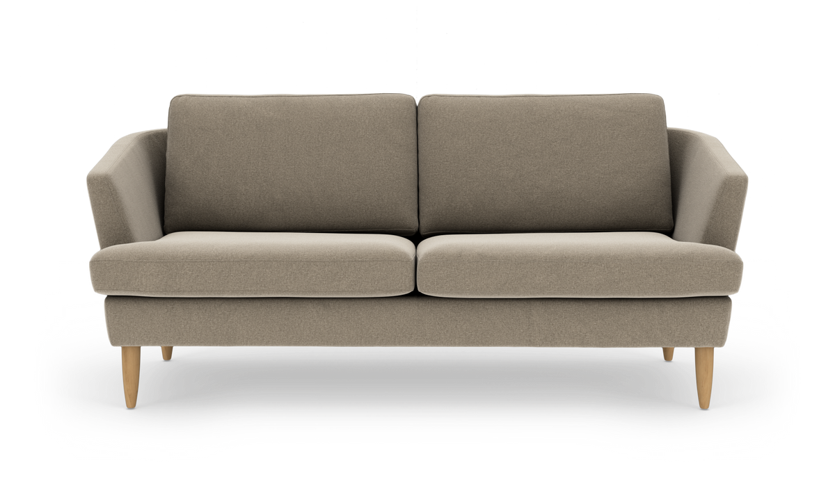 Beige 2-personers sofa med runde træben, frilagt på hvid baggrund.