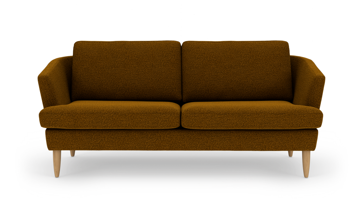 Sennepsgul 2-personers sofa med afrundede armlæn og lyse træben, frilagt mod hvid baggrund.
