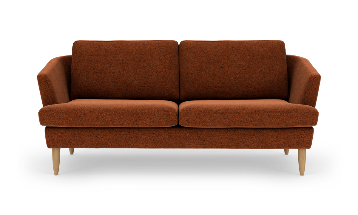 Tosædet sofa i rust­rød bouclé med lyse træben, frontvisning på hvid baggrund.