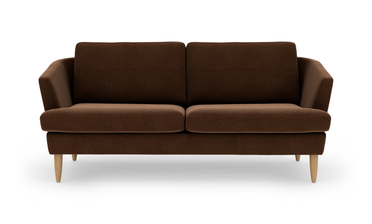 Brun 2-personers sofa med træben set forfra, frilagt mod hvid baggrund.