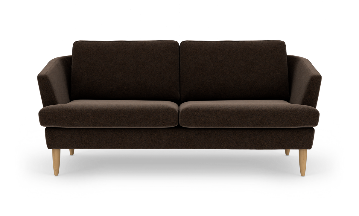 Mørkebrun 2‑personers sofa med afrundede armlæn og lyse træben, frilagt på hvid baggrund.