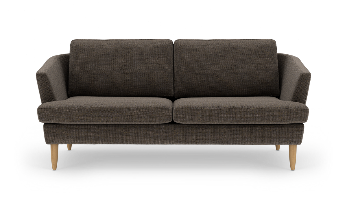 Mørkebrun 2-personers stofsofa med lyse træben, fotograferet forfra som produktbillede.