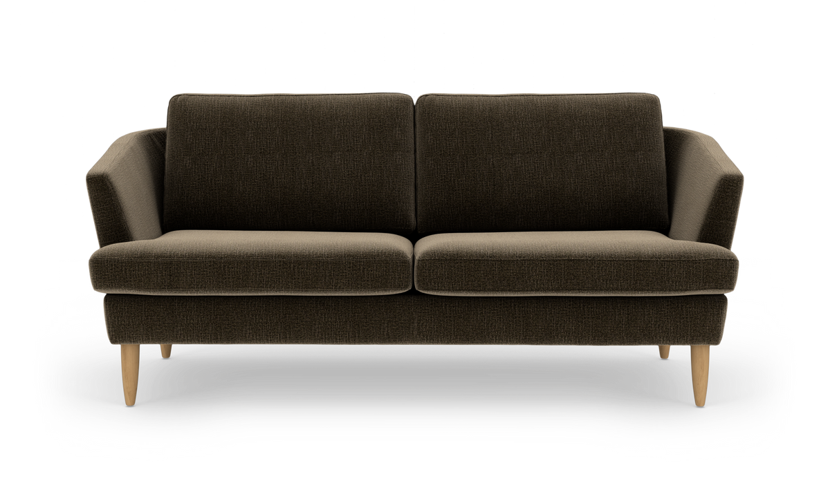Brun 2-personers sofa med smalle armlæn og træben, set forfra.