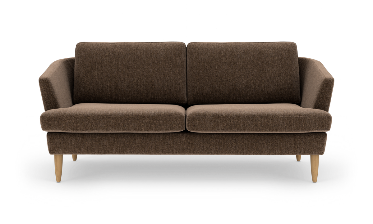 Brun tosædet stofsofa med koniske træben, frilagt på hvid baggrund.