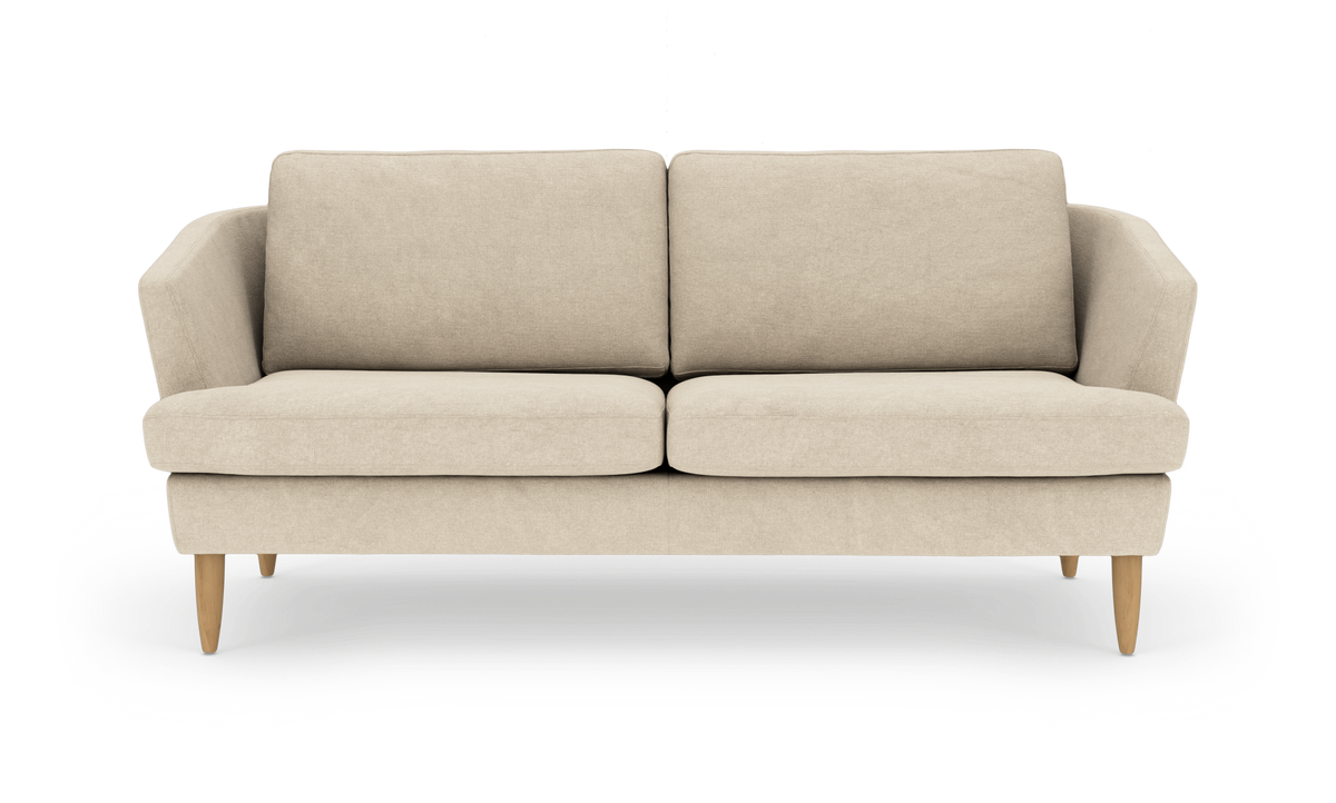 Beige 2-personers sofa med træben, frontview på studiehvid baggrund.