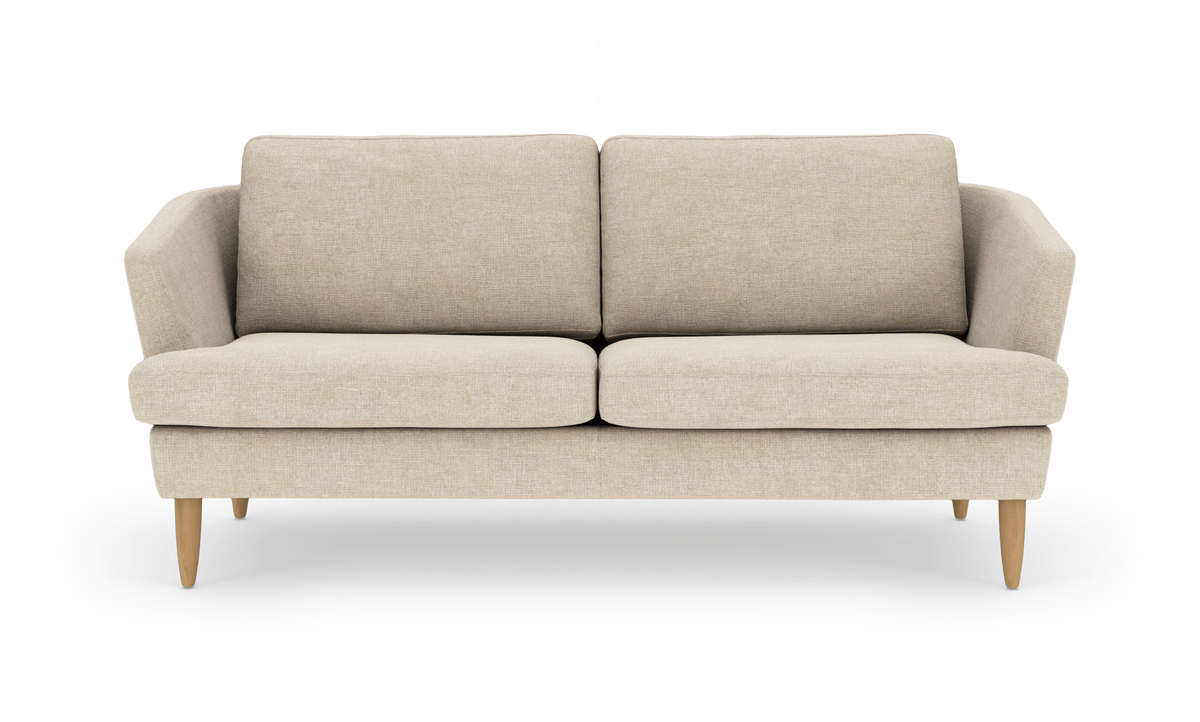 Beige tosæders sofa med bløde puder og træben, frilagt på hvid baggrund.
