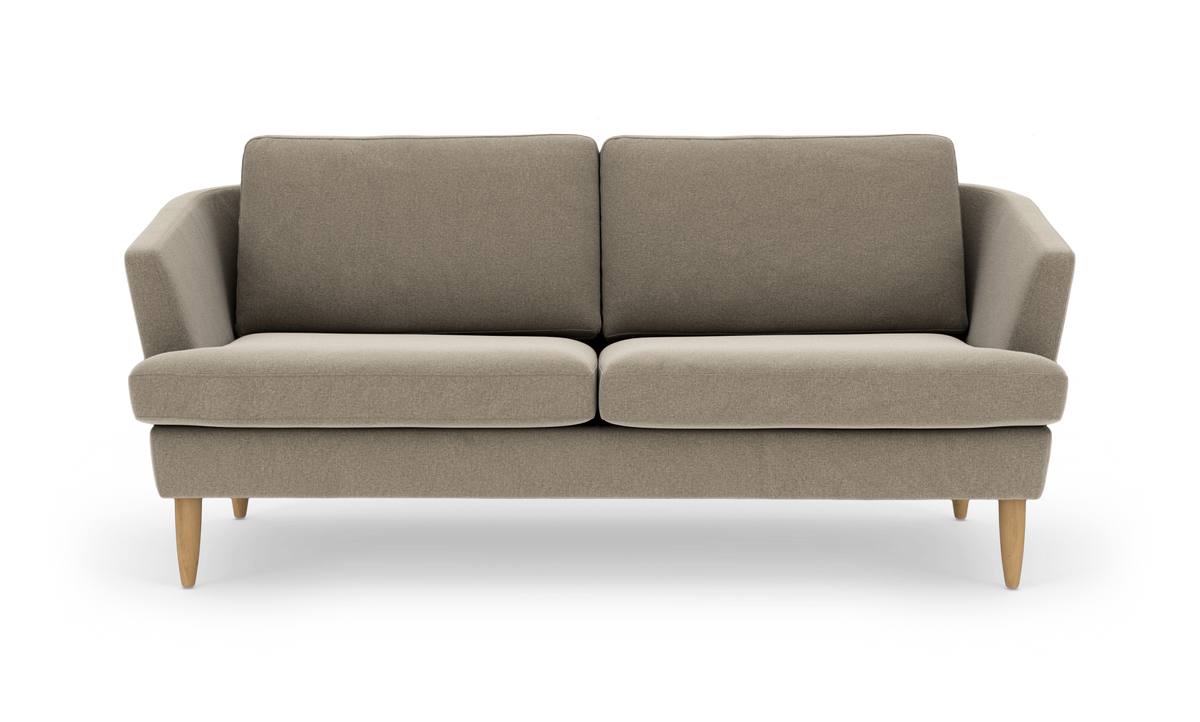 Beige to-personers sofa med træben i skandinavisk stil, frilagt på hvid baggrund.