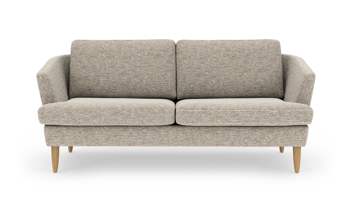 Beige 2-personers stofsofa med lyse træben, set forfra.