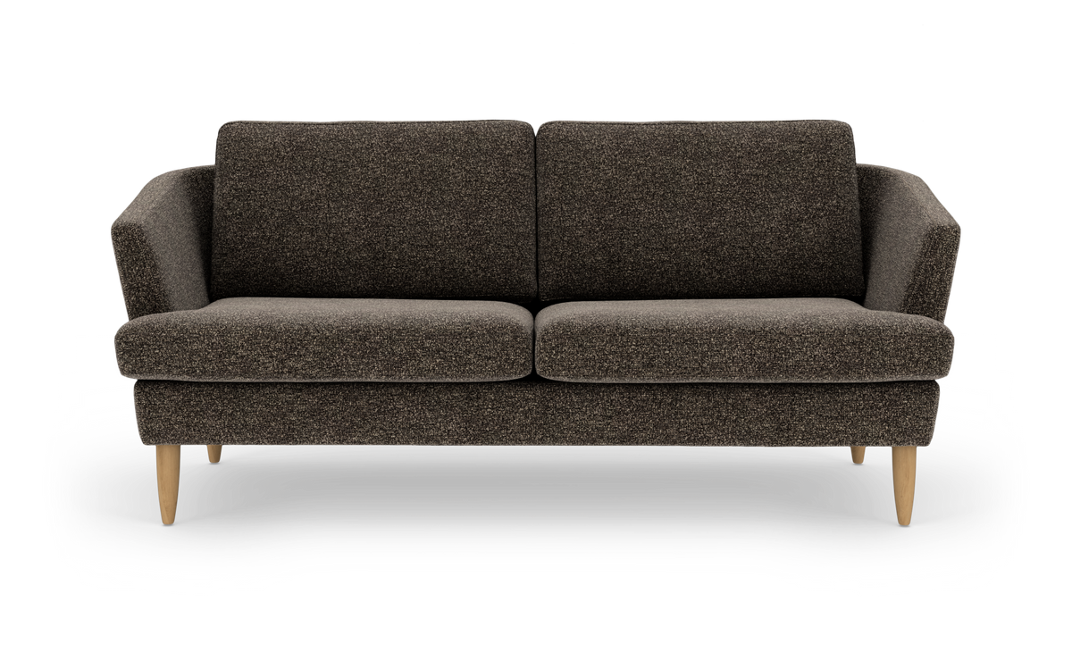 Brun 2-personers sofa i tekstureret stof med lyse træben, frontvisning mod hvid baggrund.